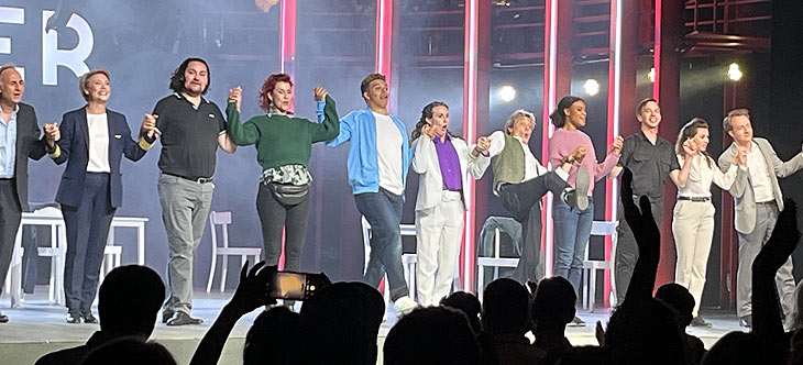 Schlussapplaus München-Premiere von „Come From Away“  im Deutschen Theater (@Foto: Gaby Hildenbrandt) 